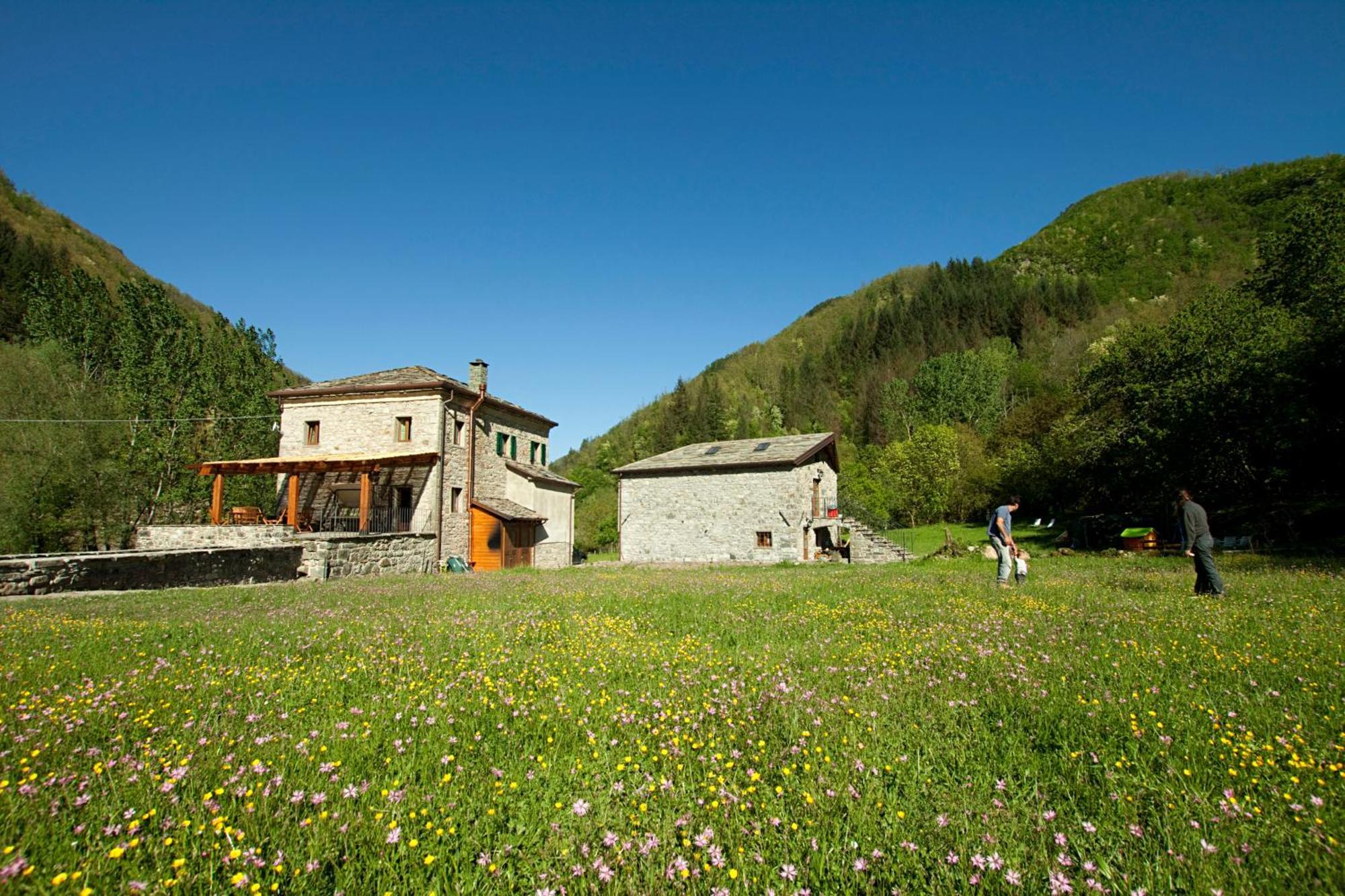 Bed and Breakfast Agriturismo Mulino Marghen - Restored Watermill - Retreat Center Zeri Екстер'єр фото